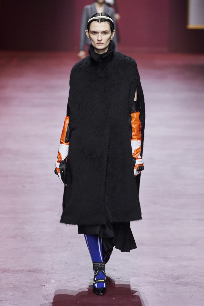 Dior FW22: Όταν η τεχνολογία συνάντησε την κομψότητα, γεννήθηκε η «επόμενη εποχή» του οίκου - εικόνα 1