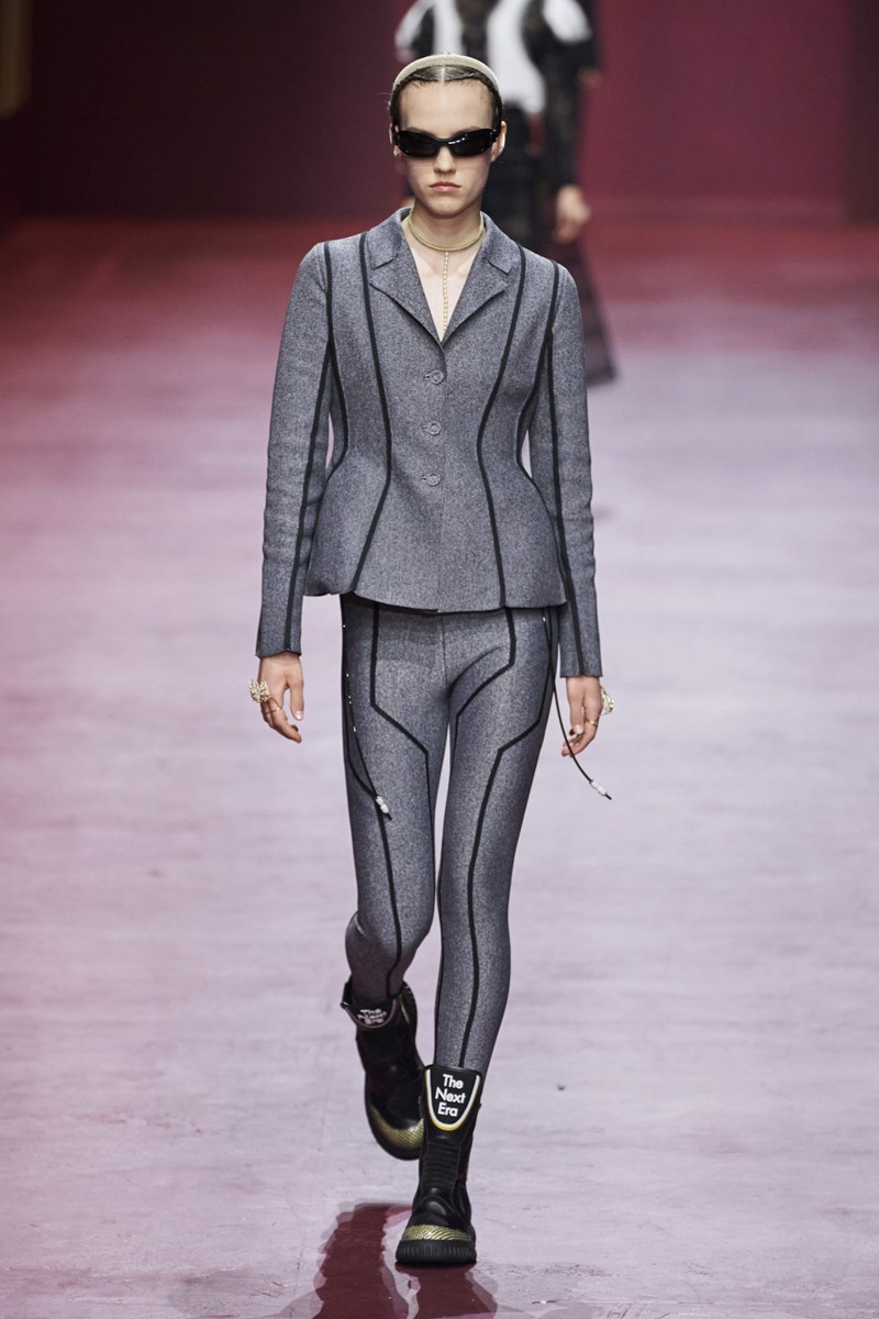Dior FW22: Όταν η τεχνολογία συνάντησε την κομψότητα, γεννήθηκε η «επόμενη εποχή» του οίκου - εικόνα 4