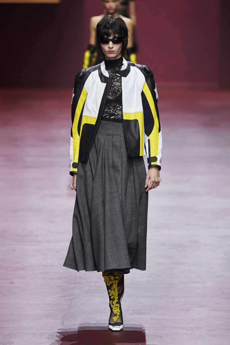 Dior FW22: Όταν η τεχνολογία συνάντησε την κομψότητα, γεννήθηκε η «επόμενη εποχή» του οίκου - εικόνα 2