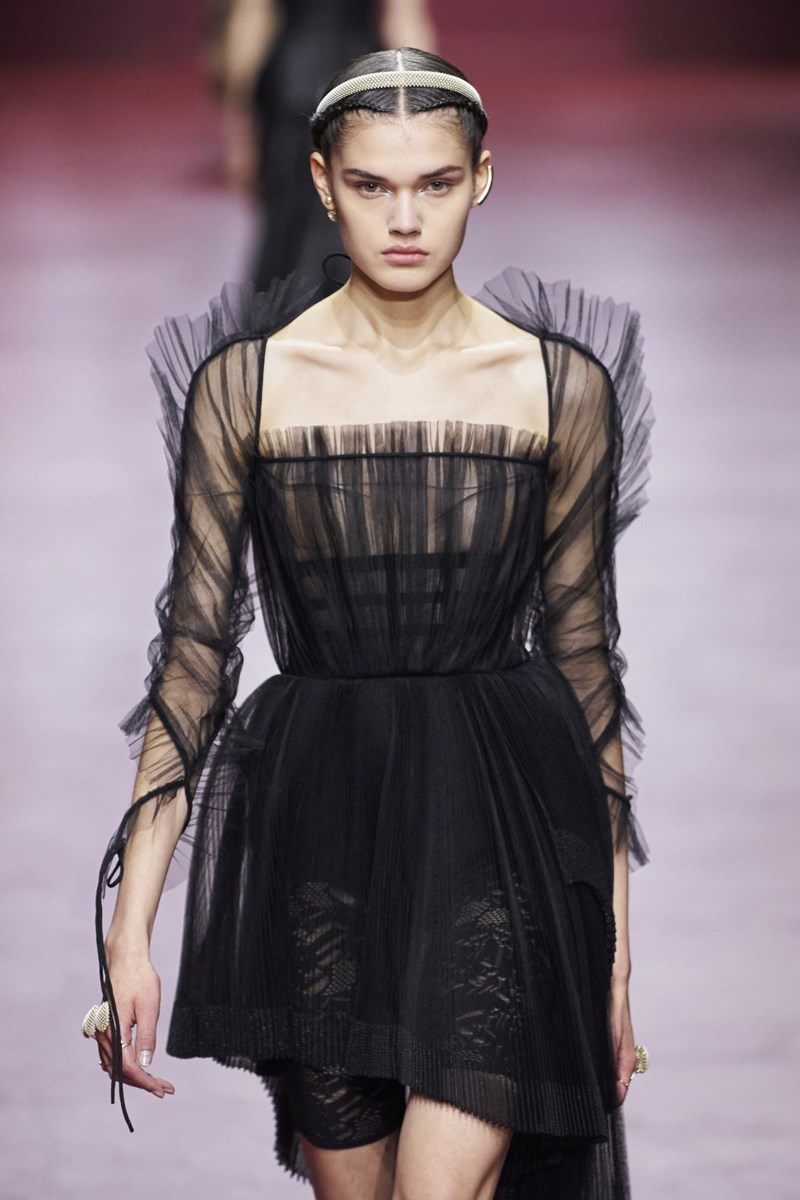 Dior FW22: Όταν η τεχνολογία συνάντησε την κομψότητα, γεννήθηκε η «επόμενη εποχή» του οίκου - εικόνα 5