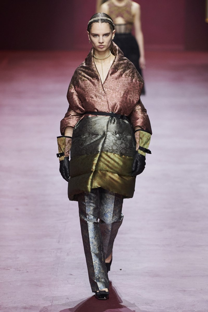 Dior FW22: Όταν η τεχνολογία συνάντησε την κομψότητα, γεννήθηκε η «επόμενη εποχή» του οίκου - εικόνα 10