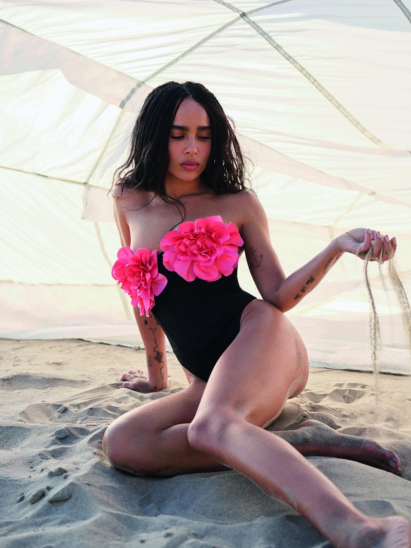 Η Zoë Kravitz είναι στο ELLE: «Η ουσία του να είσαι ζωντανός είναι να ζεις τη ζωή και να παίζεις μαζί της» - εικόνα 5