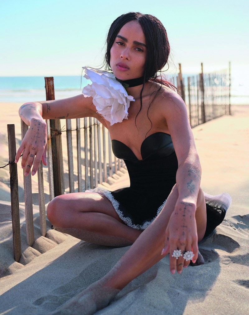 Η Zoë Kravitz είναι στο ELLE: «Η ουσία του να είσαι ζωντανός είναι να ζεις τη ζωή και να παίζεις μαζί της» - εικόνα 1