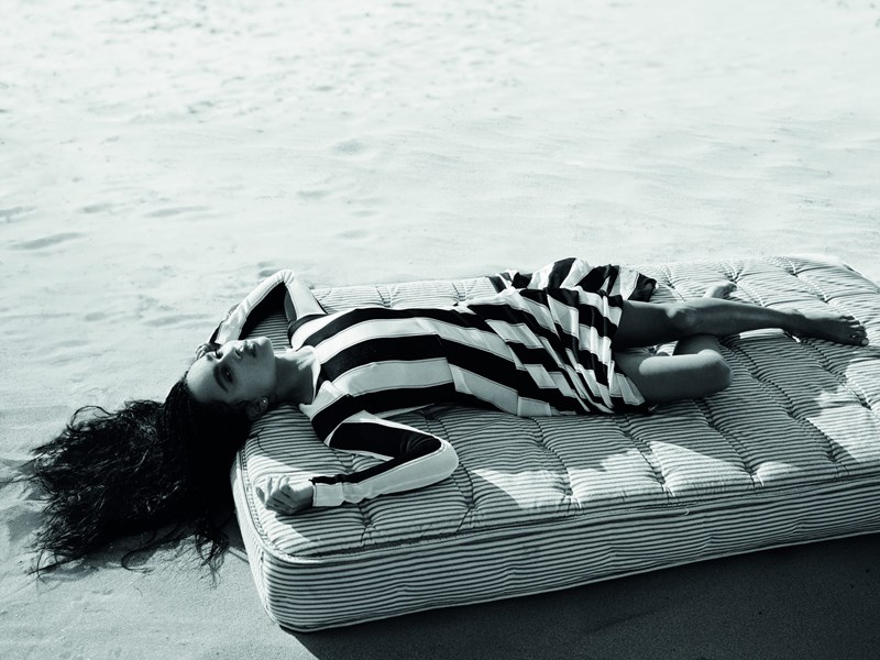 Η Zoë Kravitz είναι στο ELLE: «Η ουσία του να είσαι ζωντανός είναι να ζεις τη ζωή και να παίζεις μαζί της» - εικόνα 2