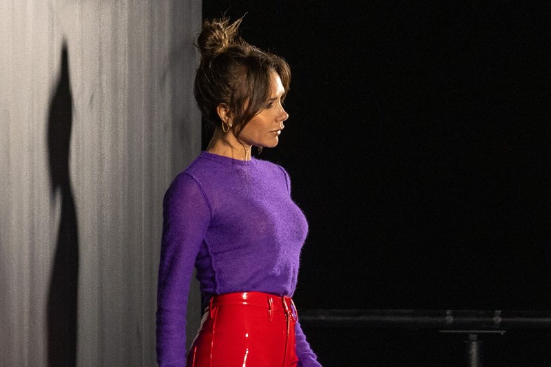 Get the look: Έτσι θα αντιγράψεις το messy (αλλά πάντα υπέροχο) bun της Victoria Beckham - εικόνα 1