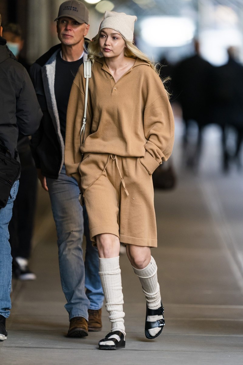 Η Gigi Hadid υποδέχεται την άνοιξη ποντάροντας στο στυλιστικό δίδυμο: κάλτσες & σανδάλια. Εσύ τολμάς; - εικόνα 1