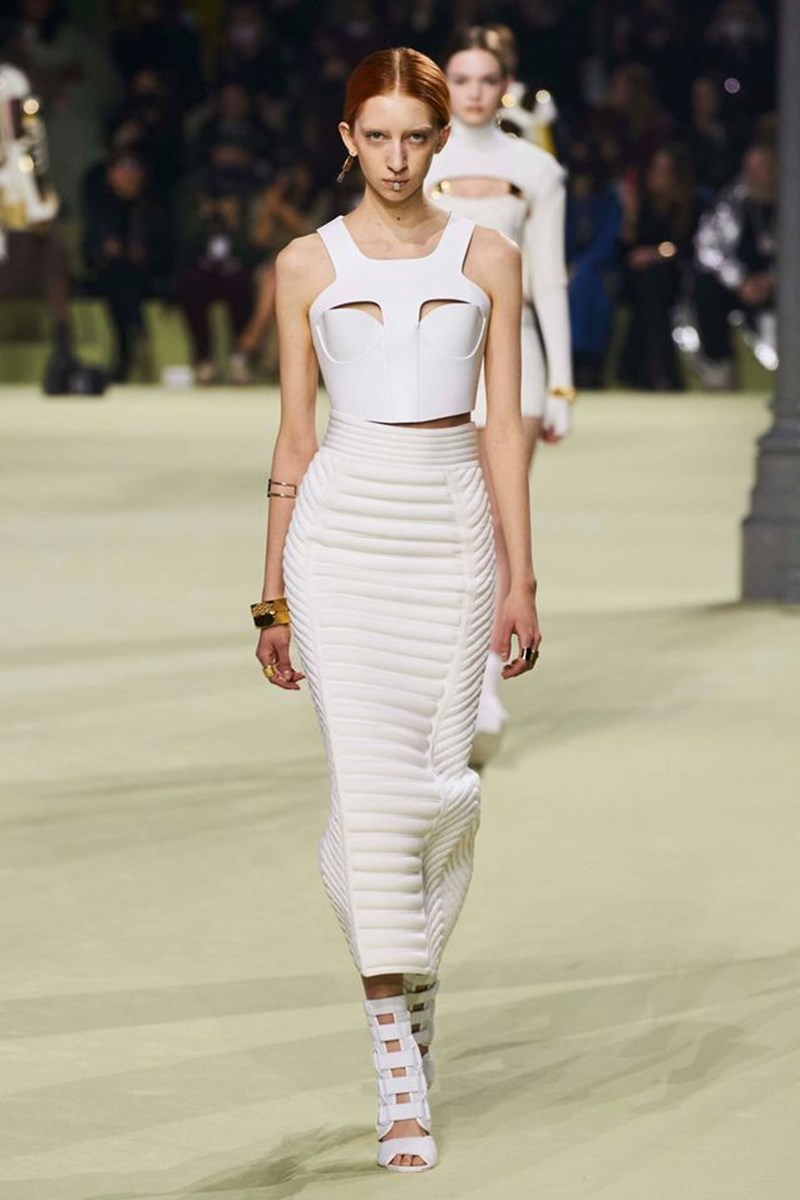 Αυτή η φούστα μπαίνει (και πάλι) δυναμικά στο παιχνίδι του στυλ - εικόνα 3