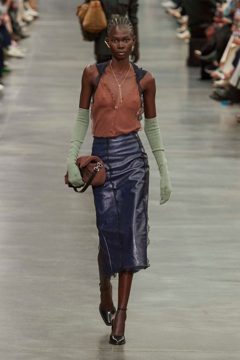 Αυτή η φούστα μπαίνει (και πάλι) δυναμικά στο παιχνίδι του στυλ - εικόνα 6