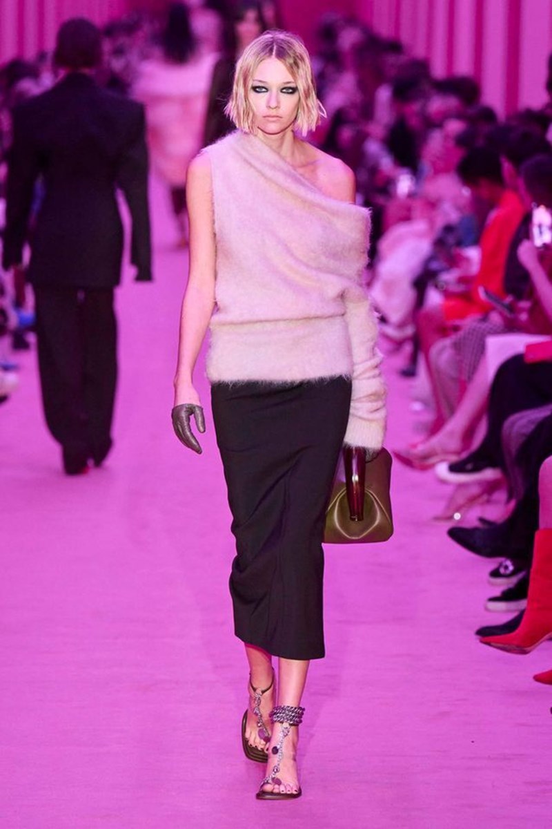 Αυτή η φούστα μπαίνει (και πάλι) δυναμικά στο παιχνίδι του στυλ - εικόνα 4