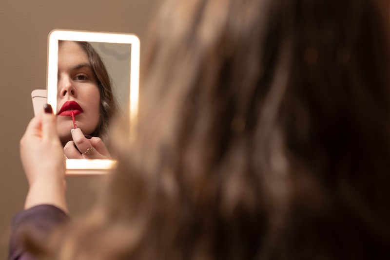 Καθρέφτη, καθρεφτάκι μου: Το beauty gadget που οι editors του ELLE.gr έχουν μαζί τους πάντα και παντού - εικόνα 15