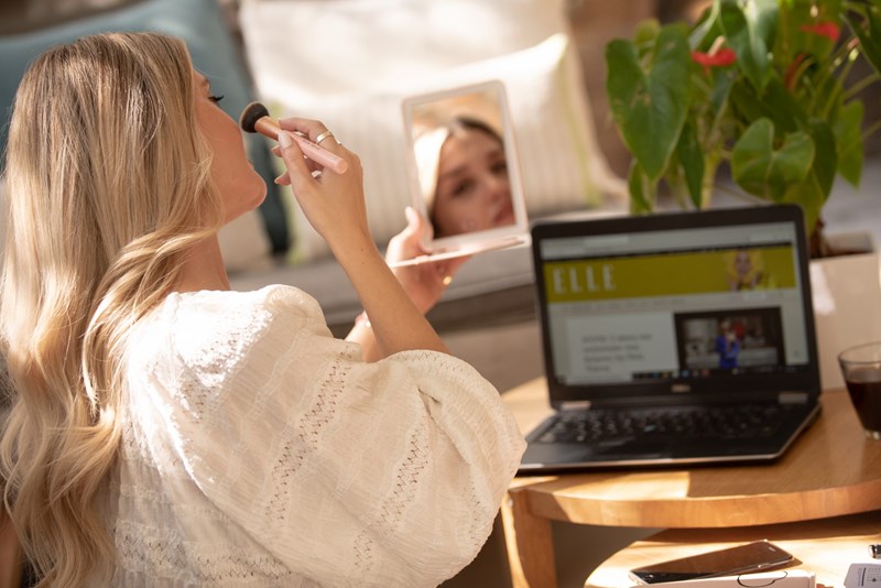 Καθρέφτη, καθρεφτάκι μου: Το beauty gadget που οι editors του ELLE.gr έχουν μαζί τους πάντα και παντού - εικόνα 9