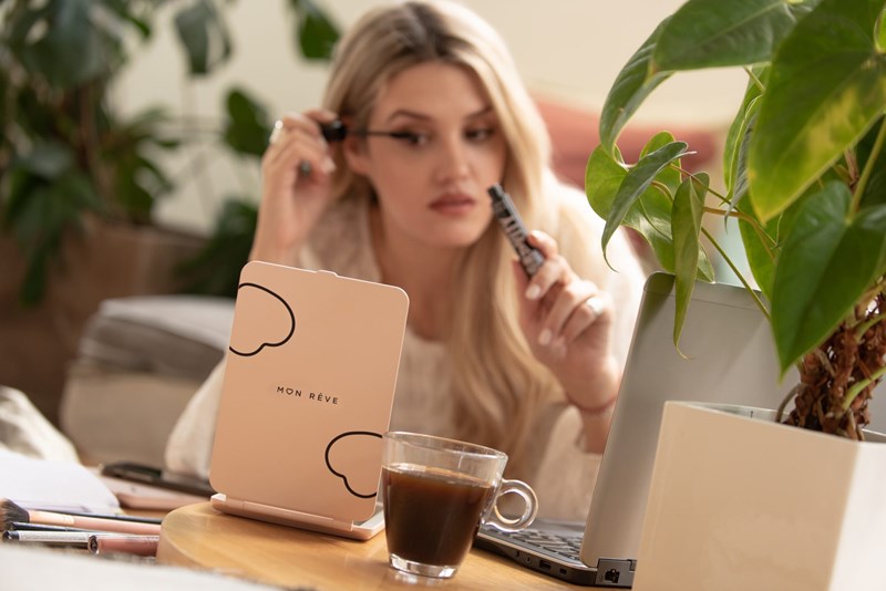 Καθρέφτη, καθρεφτάκι μου: Το beauty gadget που οι editors του ELLE.gr έχουν μαζί τους πάντα και παντού - εικόνα 8