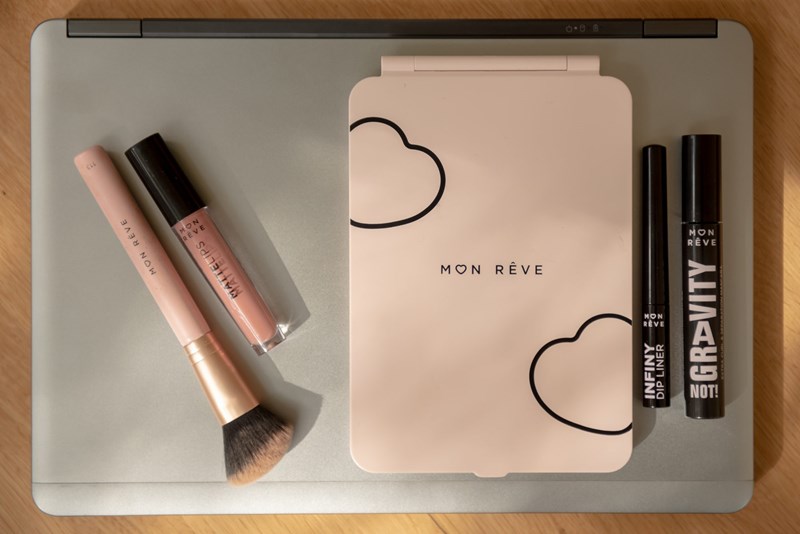 Καθρέφτη, καθρεφτάκι μου: Το beauty gadget που οι editors του ELLE.gr έχουν μαζί τους πάντα και παντού - εικόνα 10