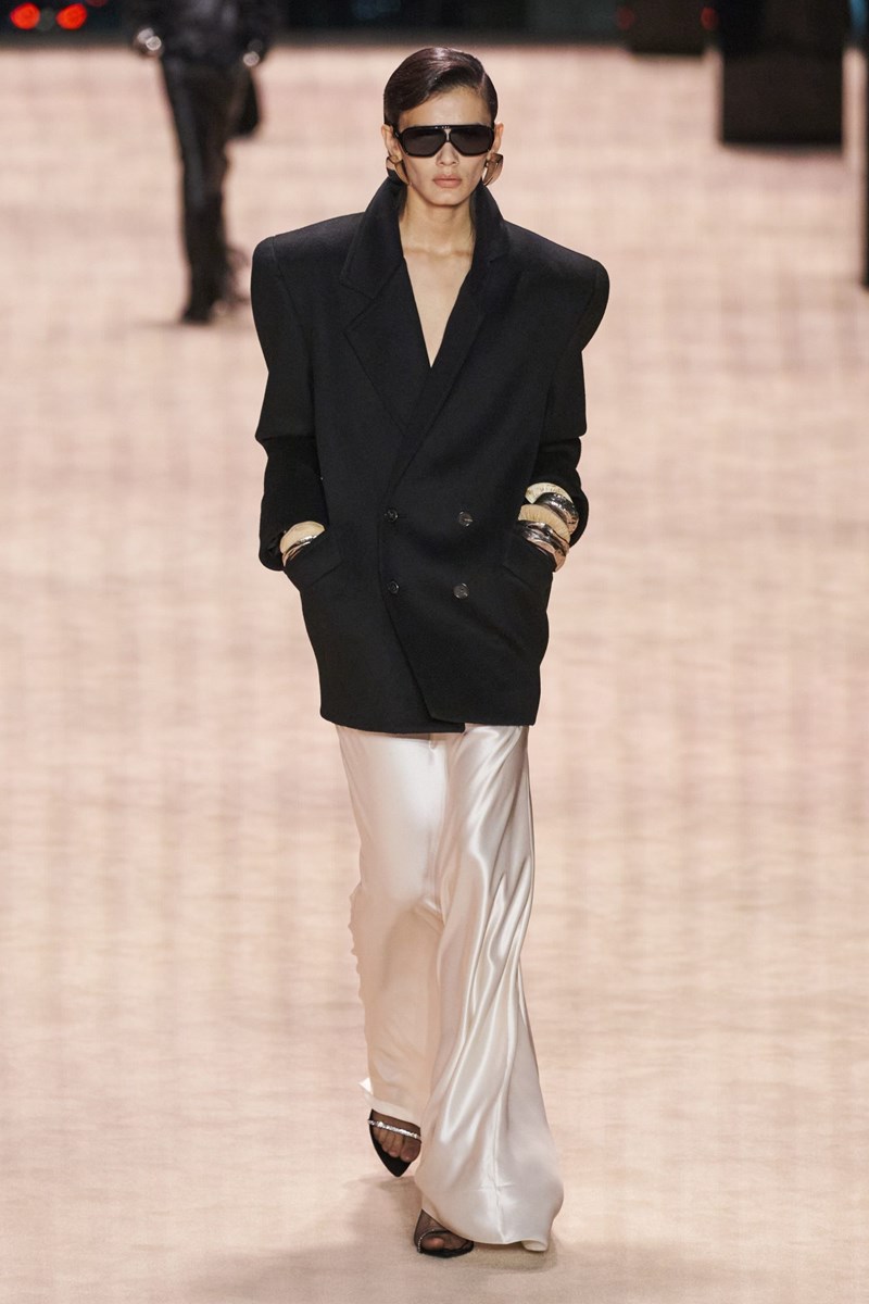 Saint Laurent FW22: Η νέα συλλογή του Anthony Vacarello είναι σαγηνευτική μέσα στην απλότητά της - εικόνα 4