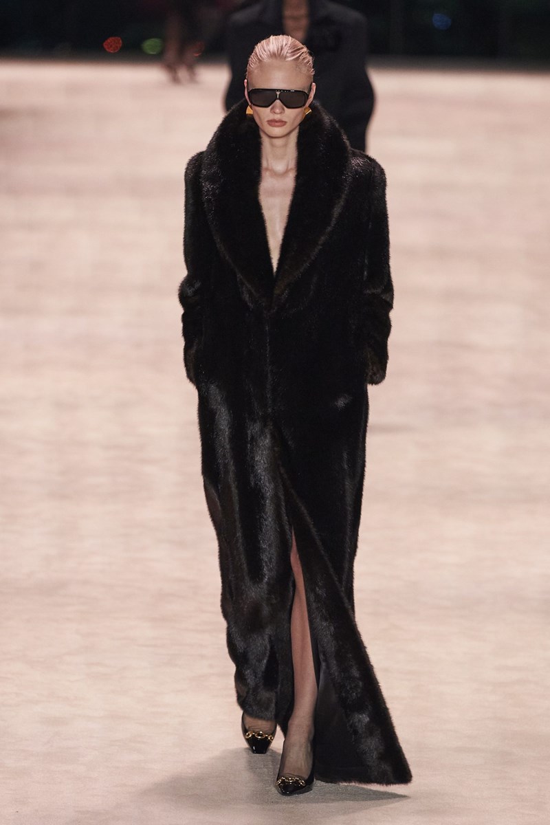 Saint Laurent FW22: Η νέα συλλογή του Anthony Vacarello είναι σαγηνευτική μέσα στην απλότητά της - εικόνα 10