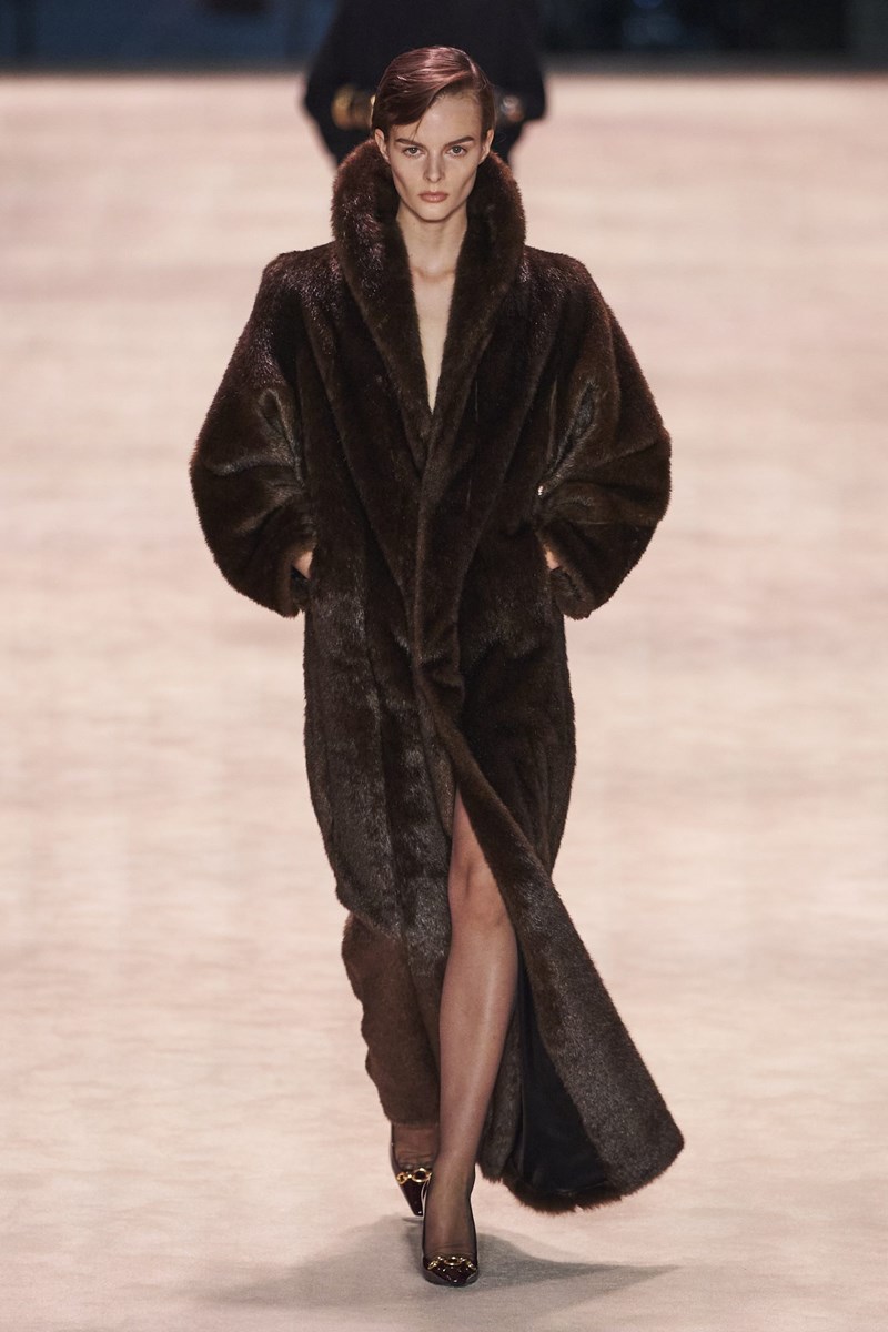 Saint Laurent FW22: Η νέα συλλογή του Anthony Vacarello είναι σαγηνευτική μέσα στην απλότητά της - εικόνα 5