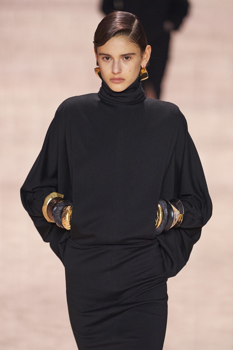 Saint Laurent FW22: Η νέα συλλογή του Anthony Vacarello είναι σαγηνευτική μέσα στην απλότητά της - εικόνα 11