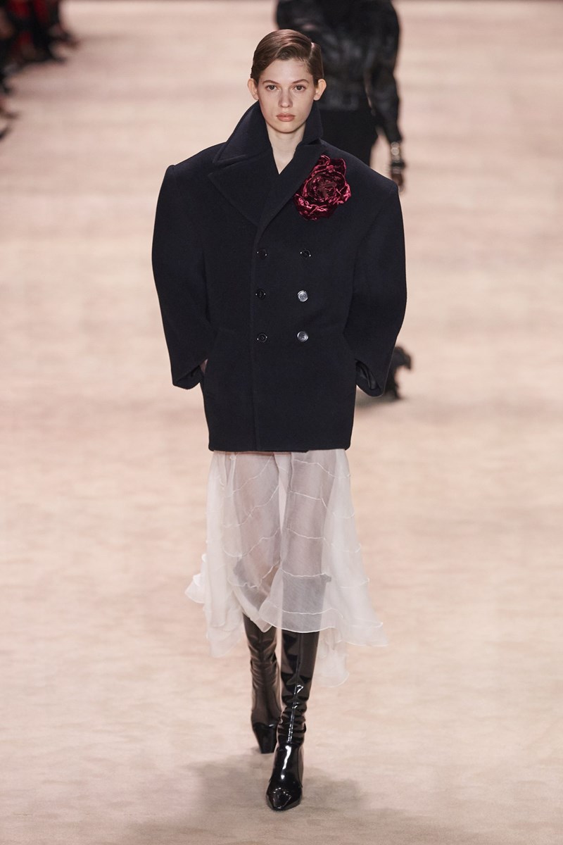 Saint Laurent FW22: Η νέα συλλογή του Anthony Vacarello είναι σαγηνευτική μέσα στην απλότητά της - εικόνα 2