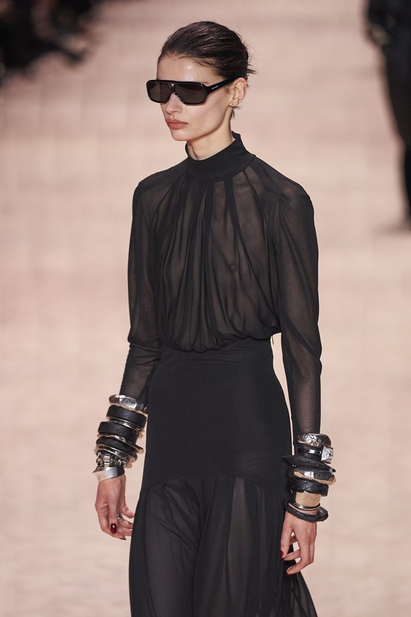 Saint Laurent FW22: Η νέα συλλογή του Anthony Vacarello είναι σαγηνευτική μέσα στην απλότητά της - εικόνα 9