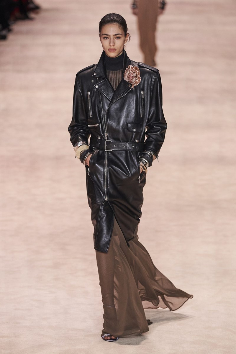 Saint Laurent FW22: Η νέα συλλογή του Anthony Vacarello είναι σαγηνευτική μέσα στην απλότητά της - εικόνα 7