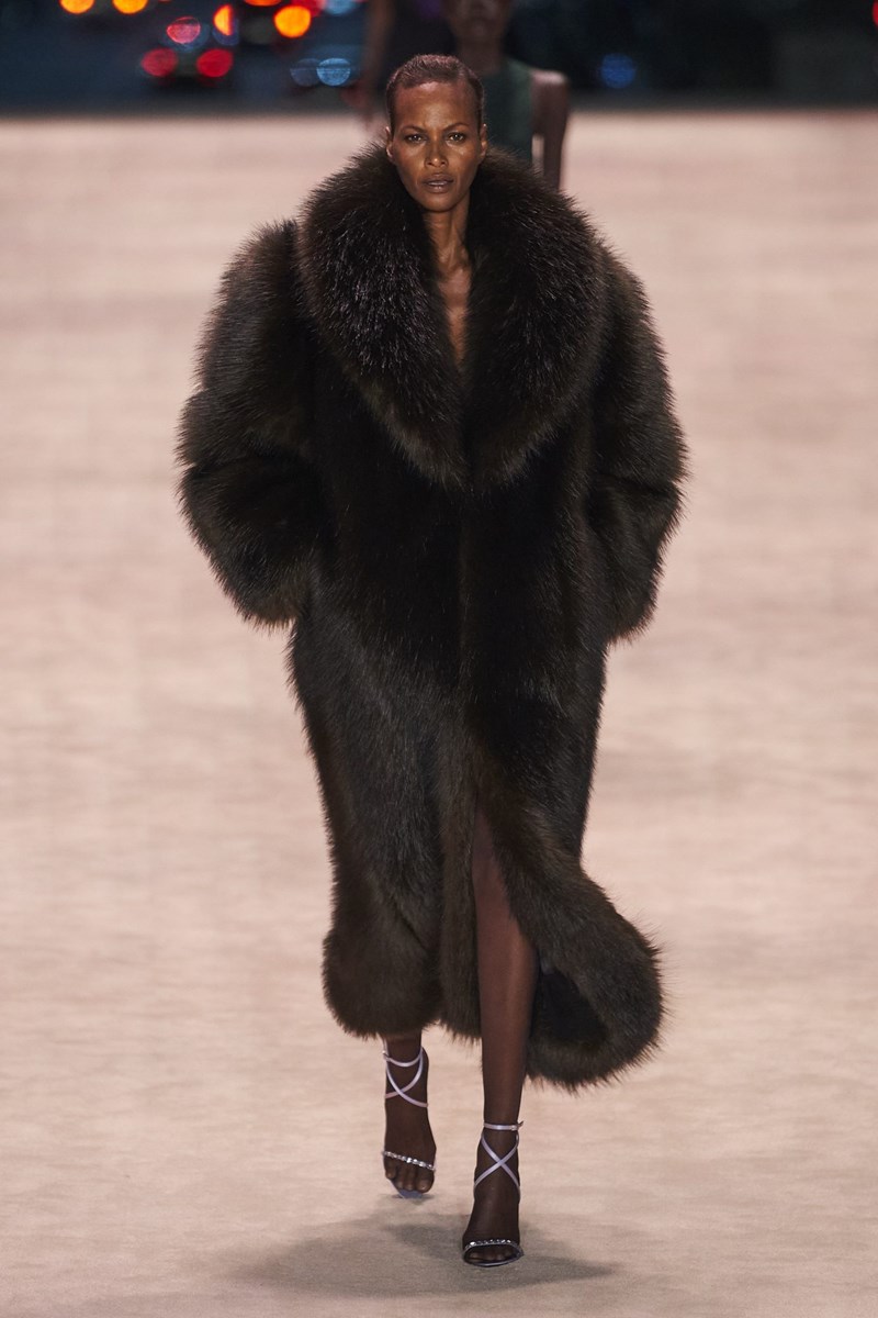 Saint Laurent FW22: Η νέα συλλογή του Anthony Vacarello είναι σαγηνευτική μέσα στην απλότητά της - εικόνα 1