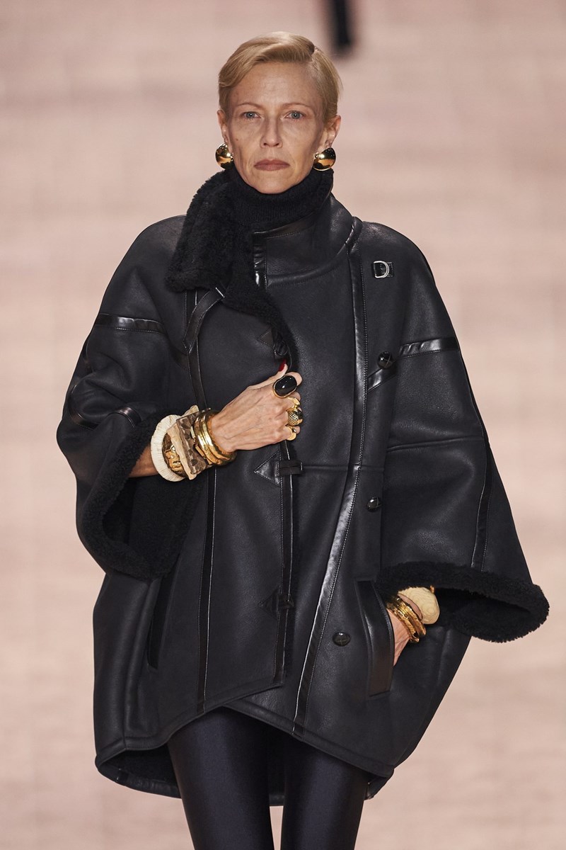 Saint Laurent FW22: Η νέα συλλογή του Anthony Vacarello είναι σαγηνευτική μέσα στην απλότητά της - εικόνα 3