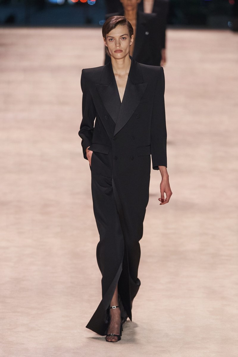 Saint Laurent FW22: Η νέα συλλογή του Anthony Vacarello είναι σαγηνευτική μέσα στην απλότητά της - εικόνα 8