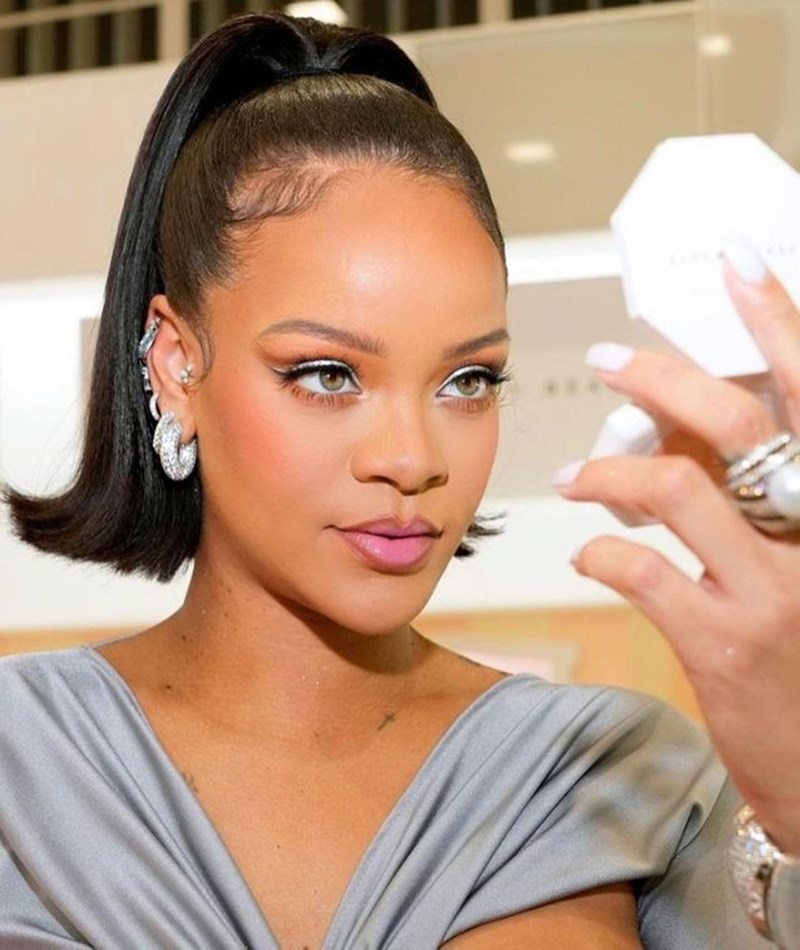Rihanna: Όλες οι φορές που ταίριαξε το μακιγιάζ της με το outfit της - εικόνα 2