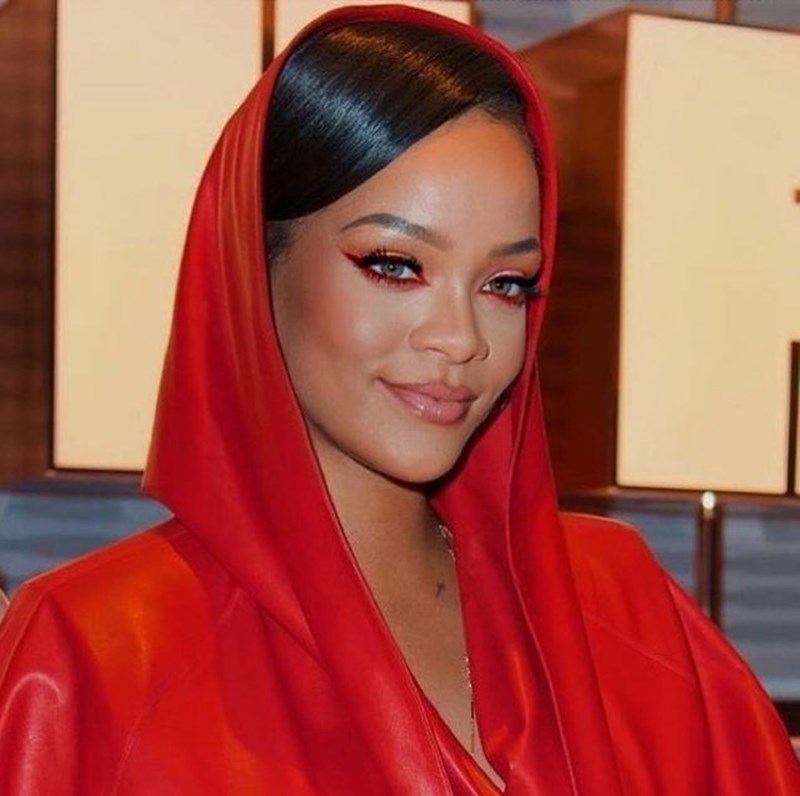 Rihanna: Όλες οι φορές που ταίριαξε το μακιγιάζ της με το outfit της - εικόνα 4