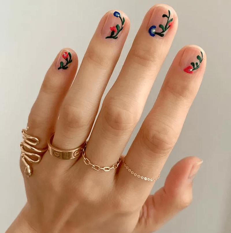 Βρήκαμε τα πιο chic floral μανικιούρ της άνοιξης - εικόνα 1