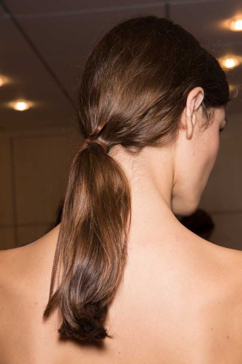 Mid-long Hair: 6+1 stylish χτενίσματα που θα αναδείξουν το μεσαίο μήκος των μαλλιών σου - εικόνα 2