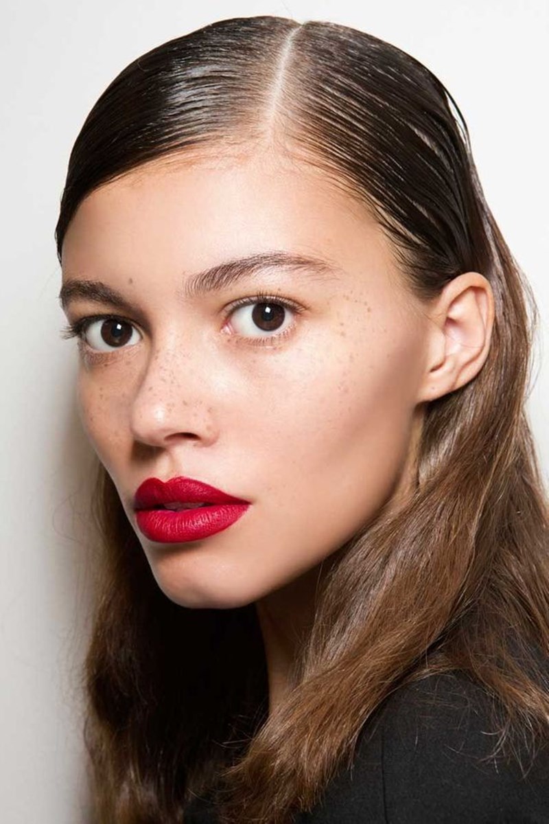 Mid-long Hair: 6+1 stylish χτενίσματα που θα αναδείξουν το μεσαίο μήκος των μαλλιών σου - εικόνα 1