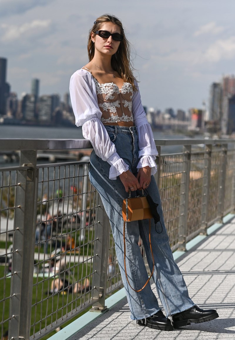 Όλες οι influencer φορούν κορσέδες. 20 look που θα σε πείσουν να ενδώσεις στο trend με τη vintage διάθεση - εικόνα 18