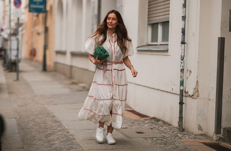 Φορέματα & Sneakers: 8 υπέροχοι συνδυασμοί για τώρα αλλά και το φθινόπωρο που έρχεται - εικόνα 3