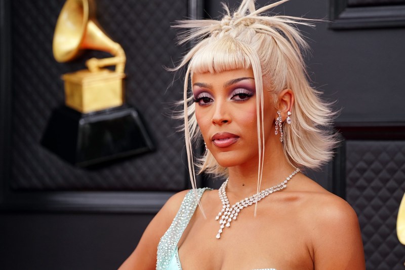 Grammy 2022: Τα beauty looks που ξεχωρίσαμε από την 64η απονομή των μουσικών βραβείων - εικόνα 8
