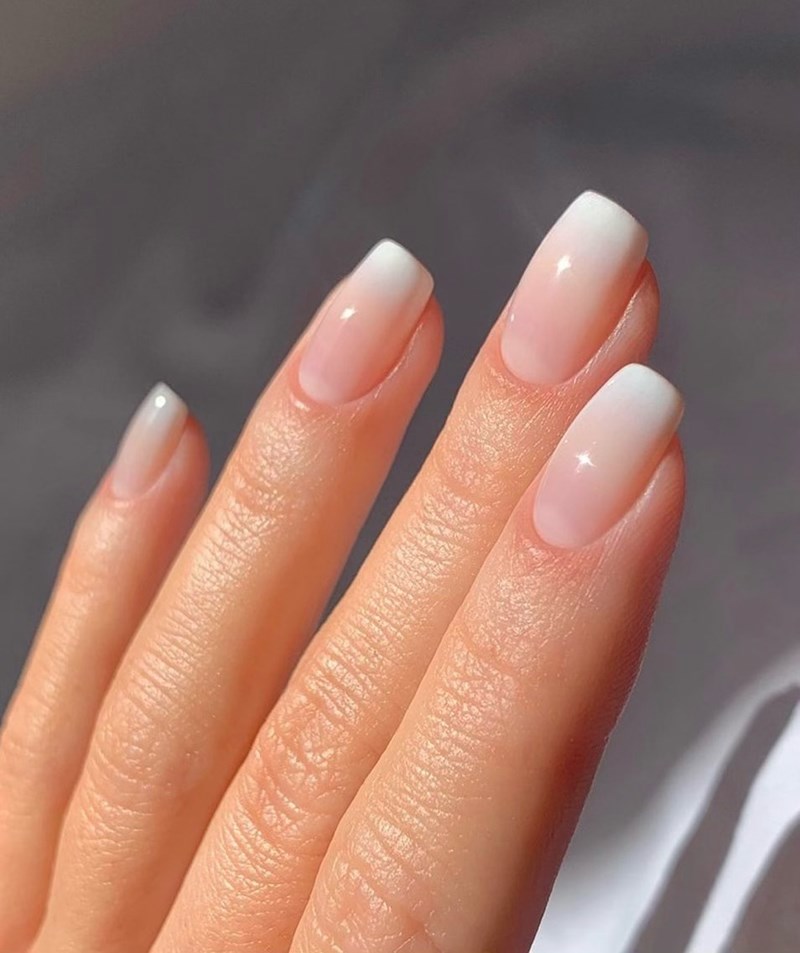 Milky white nails: 7 ιδέες για να υιοθετήσεις το μεγαλύτερο trend στο μανικιούρ - εικόνα 3