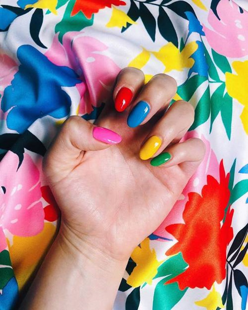 Αυτά τα colorful μανικιούρ μάς μεταφέρουν κατευθείαν στο καλοκαίρι - εικόνα 5