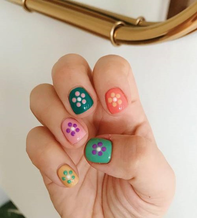 Αυτά τα colorful μανικιούρ μάς μεταφέρουν κατευθείαν στο καλοκαίρι - εικόνα 8