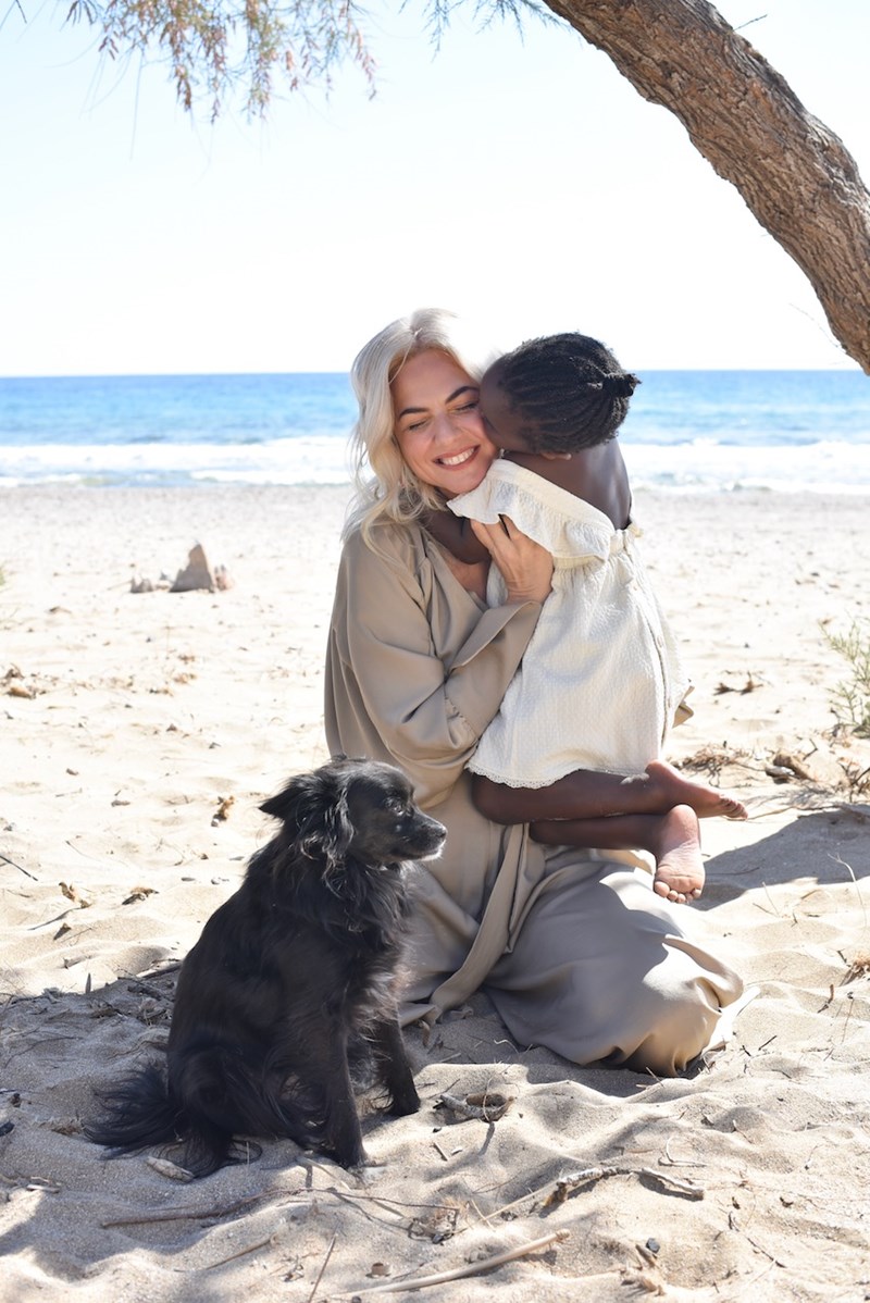 Χριστίνα Κοντοβά: «Έχω περάσει από όλες τις φάσεις σε σχέση με τη μητρότητα και τις έχω αγκαλιάσει όλες» - εικόνα 9