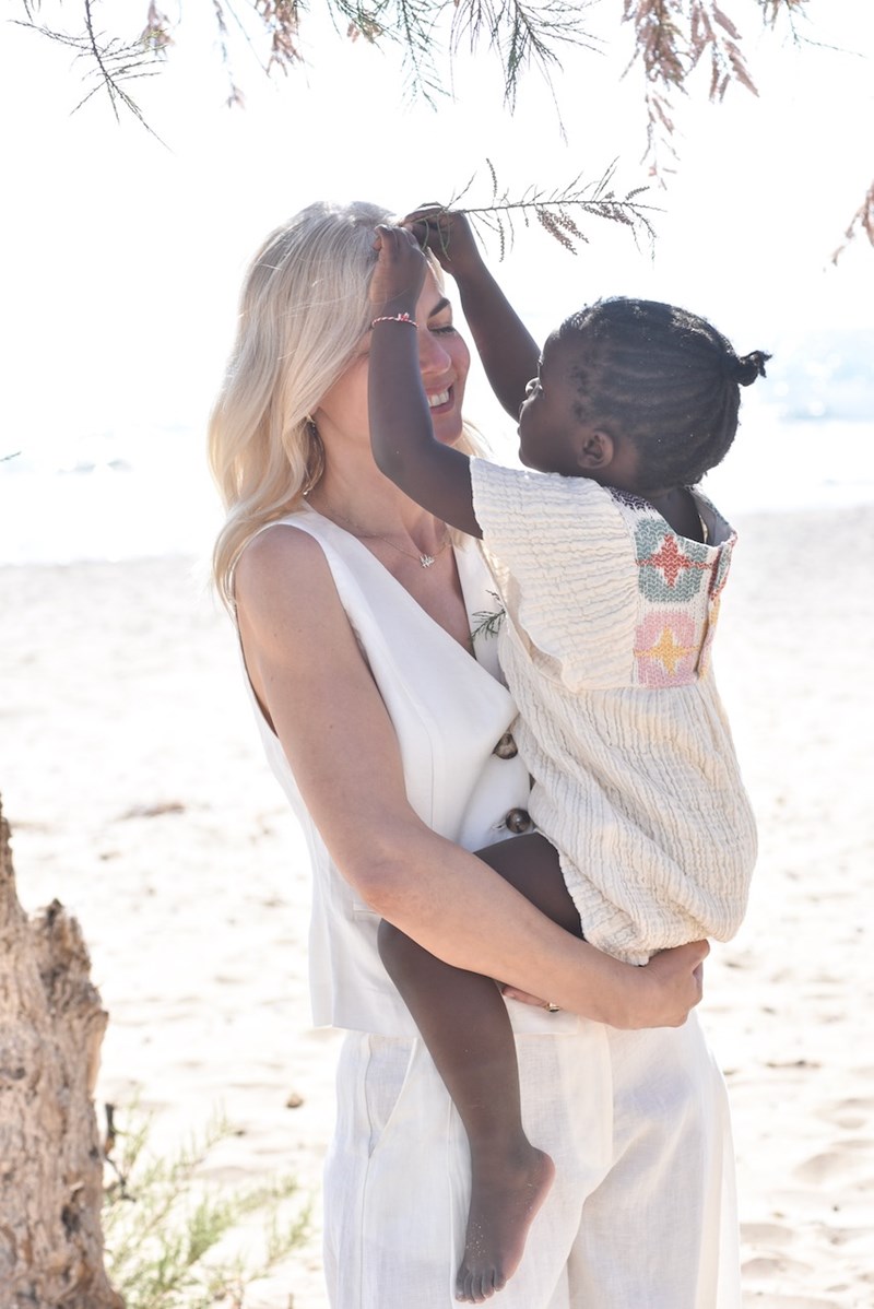 Χριστίνα Κοντοβά: «Έχω περάσει από όλες τις φάσεις σε σχέση με τη μητρότητα και τις έχω αγκαλιάσει όλες» - εικόνα 7