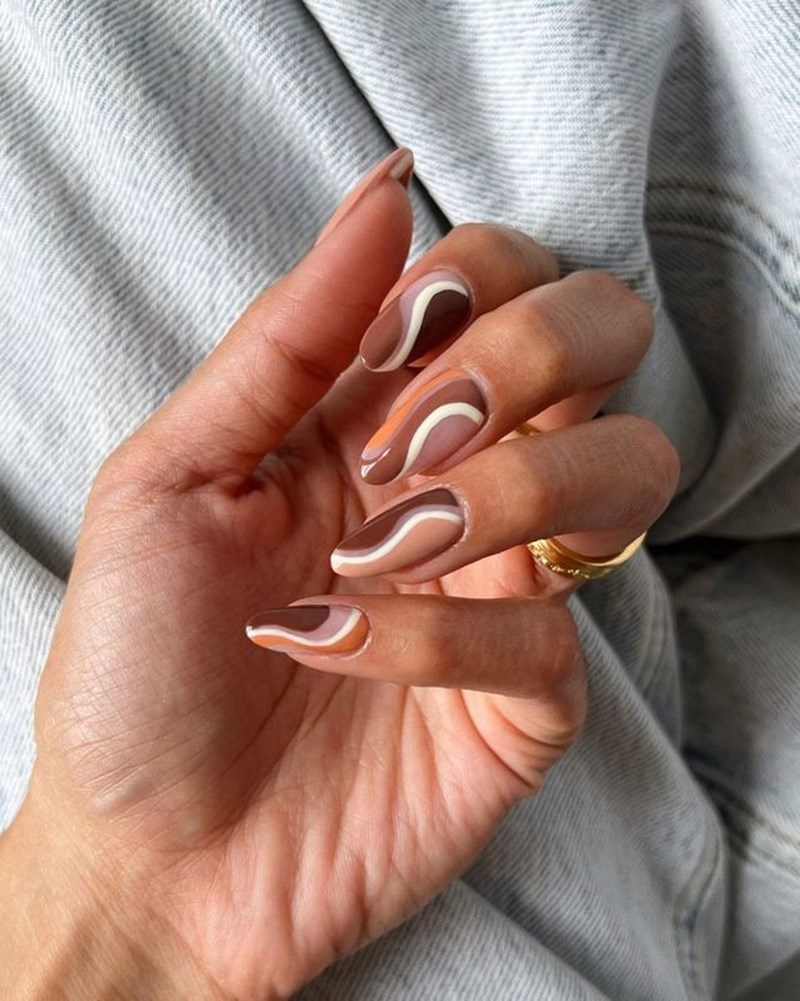 Wavy nails: Η νέα τάση στο μανικιούρ που δεν μπορούμε να αντισταθούμε με τίποτα - εικόνα 2