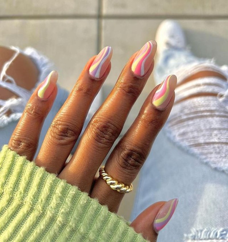 Wavy nails: Η νέα τάση στο μανικιούρ που δεν μπορούμε να αντισταθούμε με τίποτα - εικόνα 5