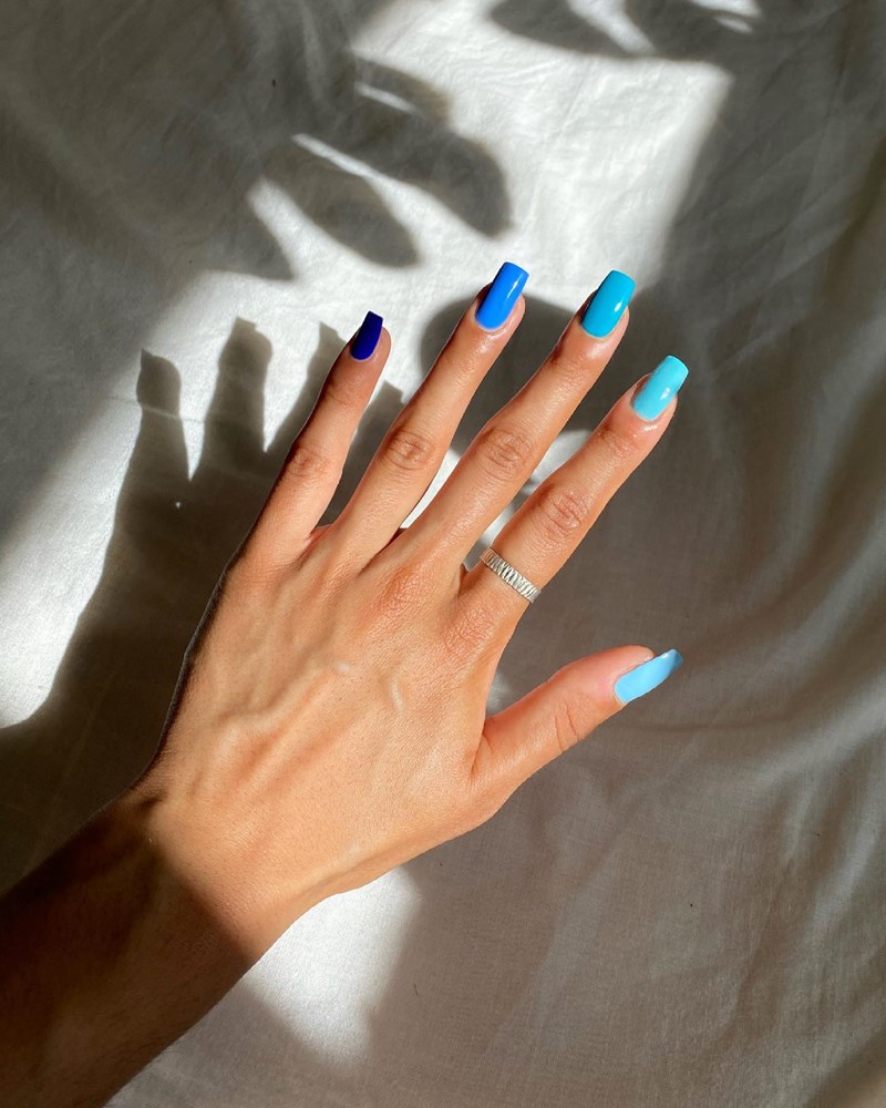 Από το indigo ως το azure. Tο μανικιούρ μας «βουτά» στις πιο stylish αποχρώσεις του μπλε - εικόνα 4