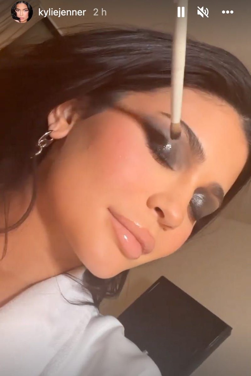 Smokey eyes το καλοκαίρι; Το μακιγιάζ της Kylie Jenner μας δίνει το inspo που χρειαζόμαστε - εικόνα 1
