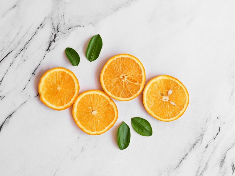 Η «κίνηση» που πρέπει να κάνεις κάθε πρωί για λαμπερό δέρμα αν είσαι άνω των 40 (και όχι μόνο!) - εικόνα 1