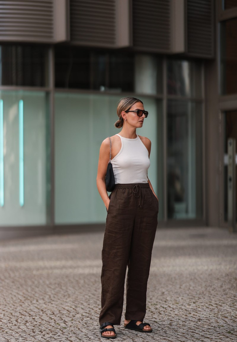 8 σύνολα που ταιριάζουν τέλεια με τα Birkenstock σου. Όλες άλλωστε έχουμε ένα τέτοιο ζευγάρι, έτσι δεν είναι; - εικόνα 3