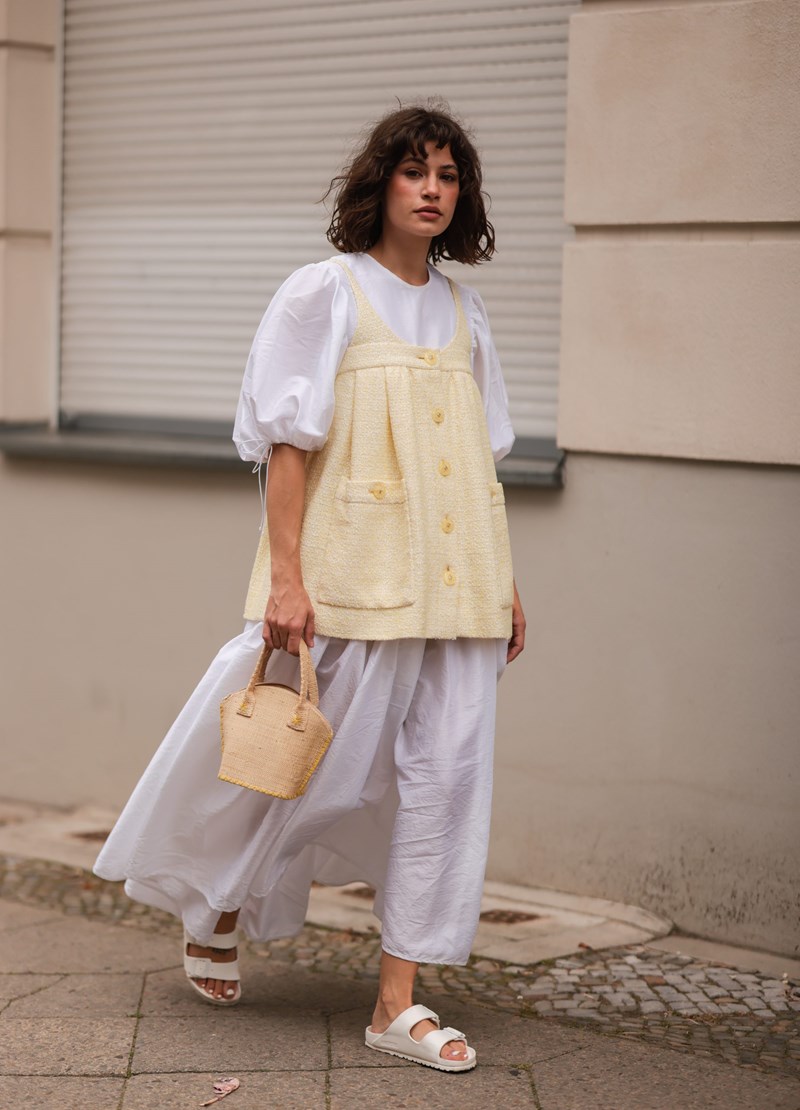 8 σύνολα που ταιριάζουν τέλεια με τα Birkenstock σου. Όλες άλλωστε έχουμε ένα τέτοιο ζευγάρι, έτσι δεν είναι; - εικόνα 1