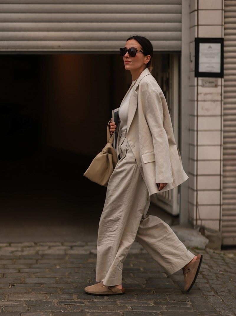 8 σύνολα που ταιριάζουν τέλεια με τα Birkenstock σου. Όλες άλλωστε έχουμε ένα τέτοιο ζευγάρι, έτσι δεν είναι; - εικόνα 5