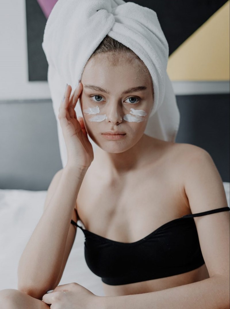 Κι όμως, αυτά τα 3 hacks σβήνουν τους μαύρους κύκλους κάτω από τα μάτια - εικόνα 2