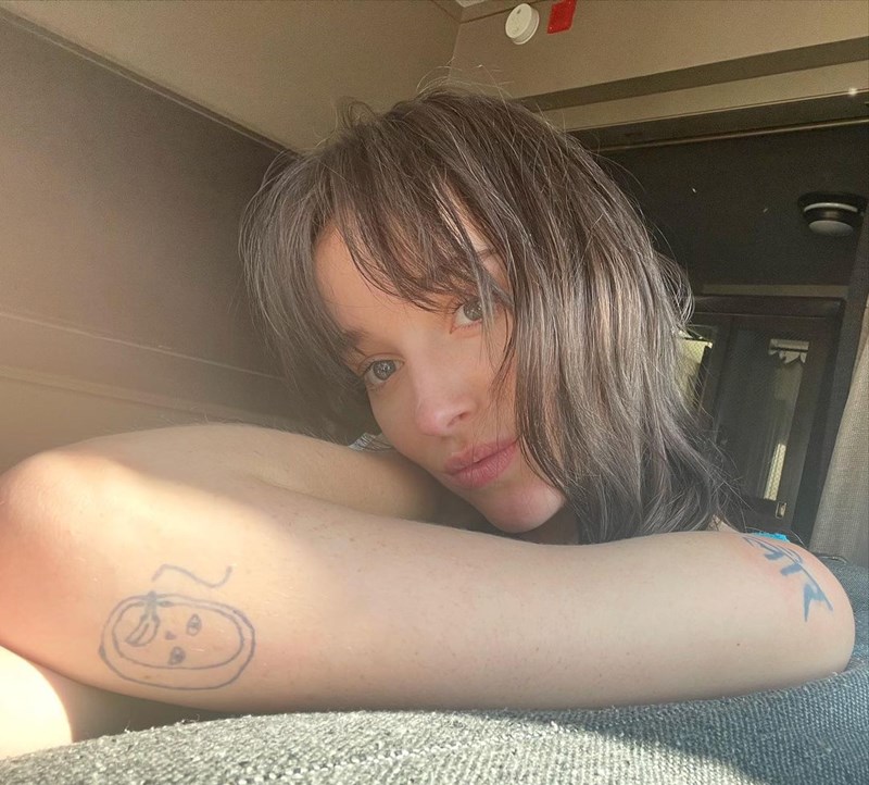 Η Phoebe Dynevor άλλαξε εντελώς το hair look της και μας ψήνει να κάνουμε το ίδιο - εικόνα 1